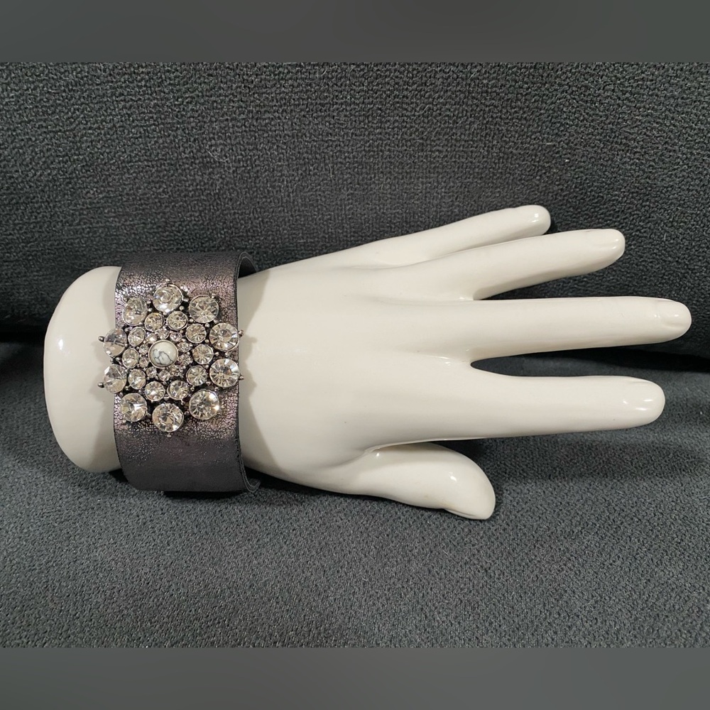⭐️Distressed Faux Leather Snap Bracelet
Silver Tone Rhinestone Flower Glam Bling